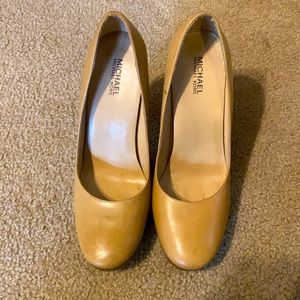 Beige stack heel MICHAEL Michael Kors pumps